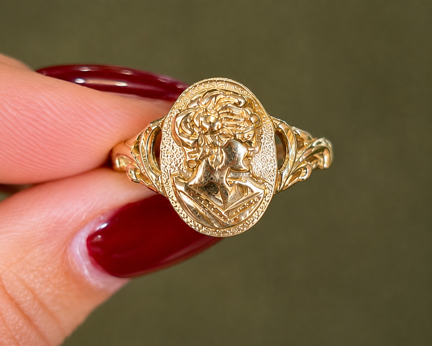 Cameo Ring in 9ct Yellow Gold