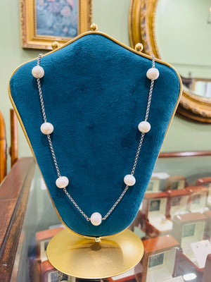 Pearl Necklace in 9ct white gold
